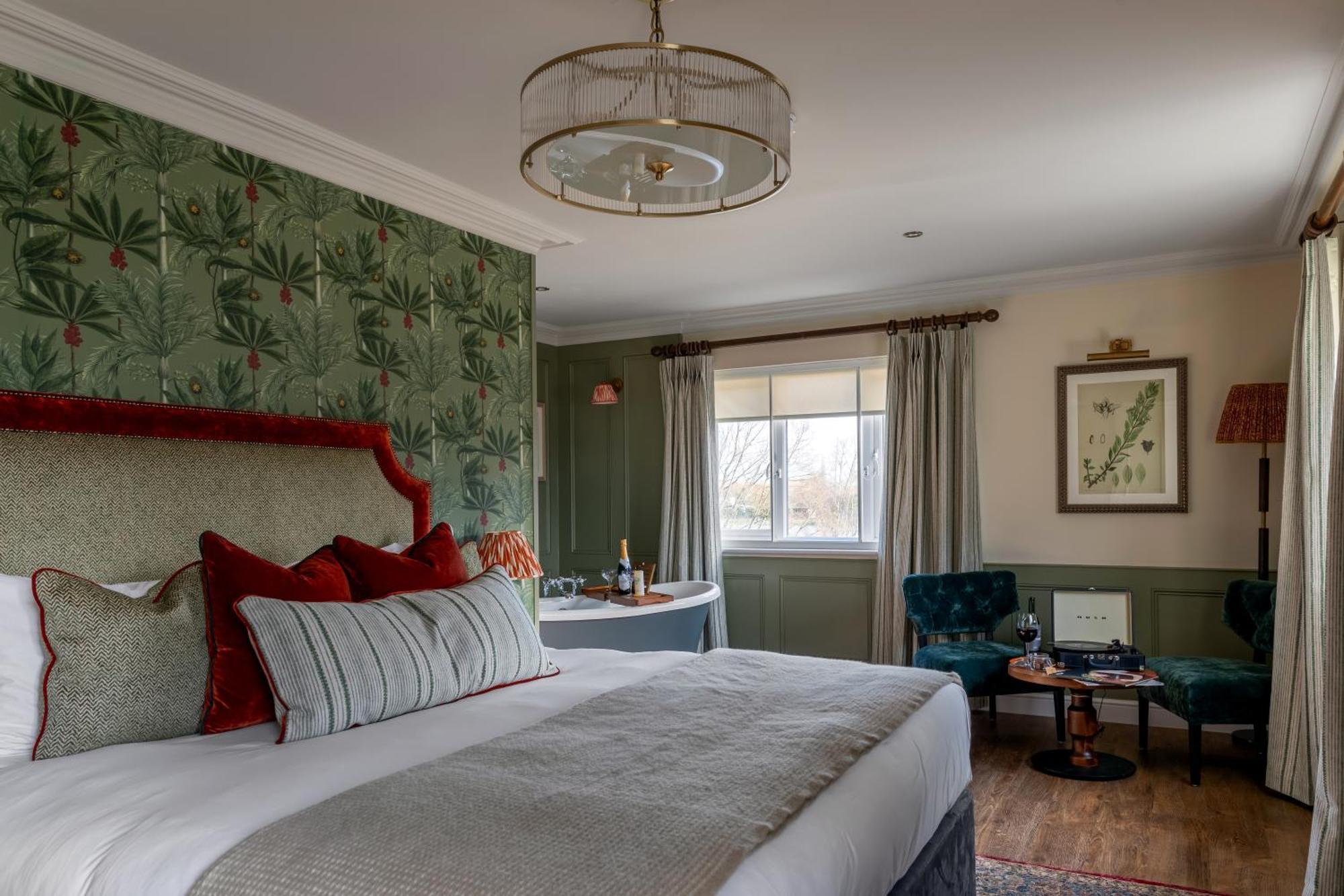 צ'רטסי The Bridge Hotel מראה חיצוני תמונה