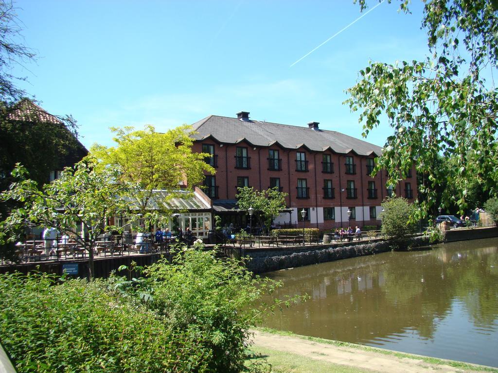 צ'רטסי The Bridge Hotel מראה חיצוני תמונה