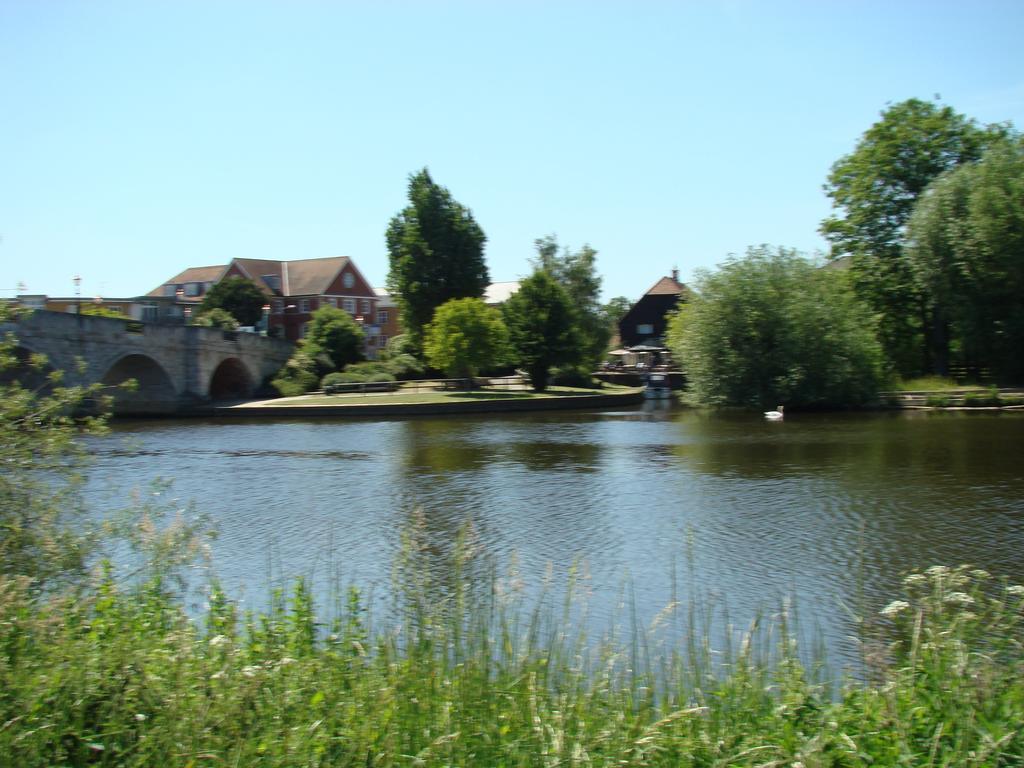 צ'רטסי The Bridge Hotel מראה חיצוני תמונה